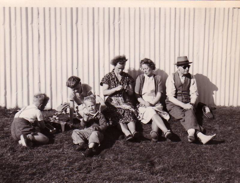 1953_setidh_undir_vegg.jpg 1953_setidh_undir_vegg.jpg
