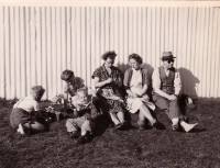 1953_setidh_undir_vegg.jpg