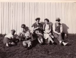 1953_setidh_undir_vegg.jpg